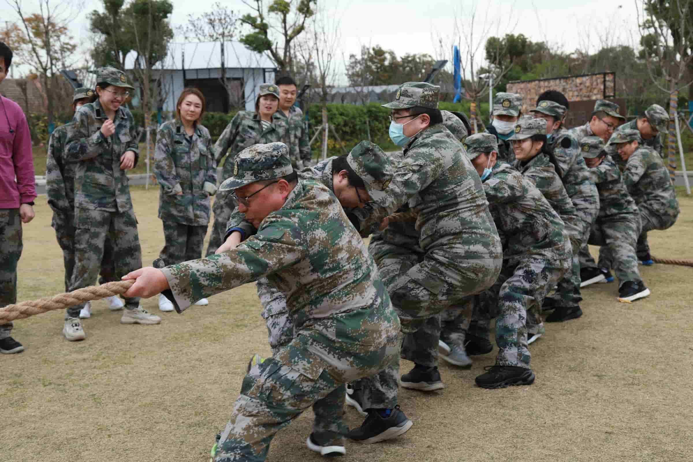 阳光城团建训练拔河比拼