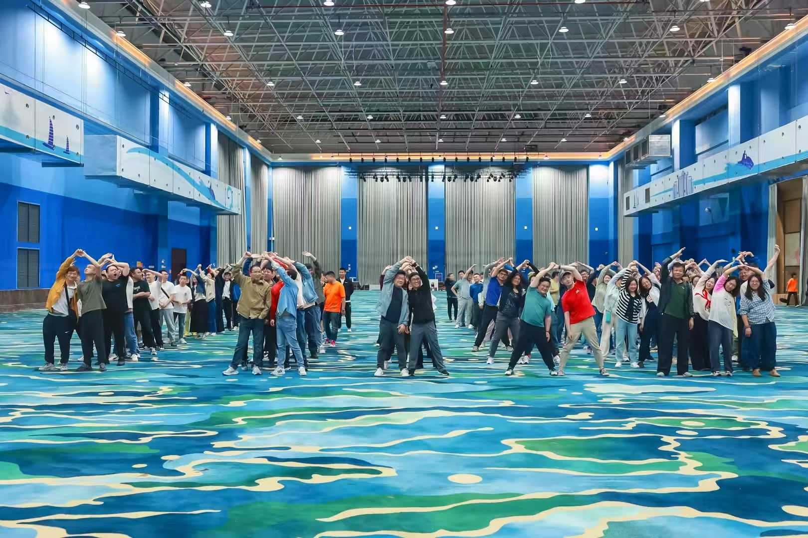 奇华顿三十周年庆典：海边团建与室内拓展，共铸辉煌！